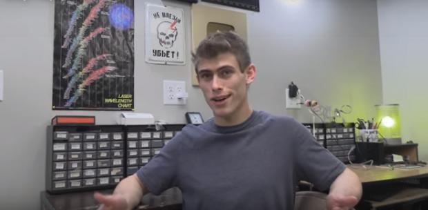 Ентоні Дрейк сам зібрав лазер. Фото: скріншот з відео.