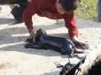 Врятувати цуценя: У Туреччині хлопчика опустили за ноги в нафтову свердловину (відео)