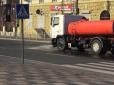 Через коронавірус у Маріуполі почали дезінфікувати вулиці хлорним розчином (відео)