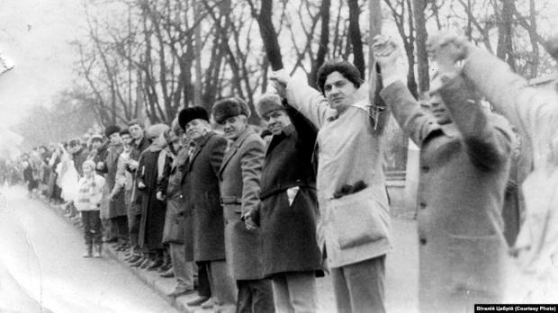 Анатолій Мокренко (четвертий у ряду), а за ним – Анатолій Погрібний. «Живий ланцюг» у 71-шу річницю Злуки УНР та ЗУНР, 21 січня 1990 року