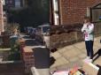 Розчулили до сліз: У Британії сусіди цілою вулицею привітали дівчинку, яка не змогла відзначити день народження через карантин (відео)