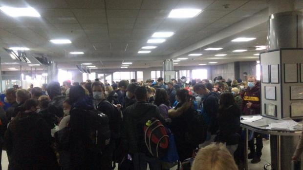 Натовп пасажирів у "Борисполі". Фото: Фейсбук.