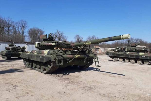 Оновлені на ЛБТЗ Т-64 зразка 2017 року готуються до відправлення ЗСУ. 25 березня 2020 року / Фото: "Укроборонпром"