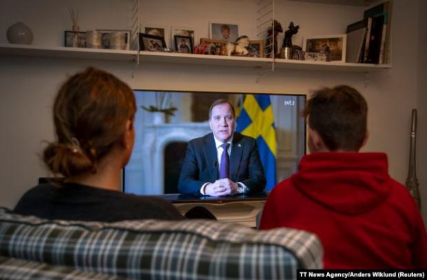 Шведи дивляться звернення до нації прем'єр-міністра Стефена Льовена щодо коронавірусу. 22 березня 2020 року