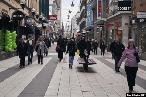Люди на вулицях Стокгольма. 25 березня 2020 року