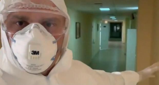 Віталій Кличко прийшов у лікарню до нардепа Шахова. Фото: скріншот з відео.