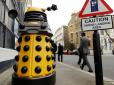 Наказує сидіти вдома: У британському місті по вулицях ходить робот з серіалу 