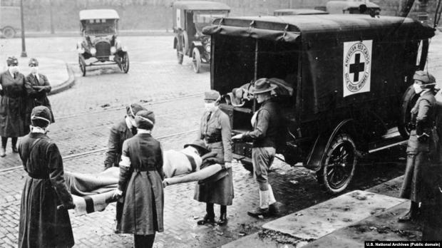 США, місто Сент-Луїс у штаті Міссурі, 1918 рік. Представники Червоного Хреста у масках винесли з будинку для подальшого транспортування жертву іспанського грипу (іспанки)