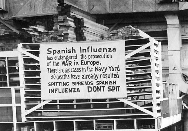 Оголошення про «заборону плюватися» на складі Військово морських сил США, 1918 рік. Коли вірус почав поширюватися, його прозвали «Іспанський грип» лише з тієї причини, що більшість європейських країн змусили мовчати свої ЗМІ, щоб контролювати потік інформації під час війни. Оскільки у той час Іспанія була нейтральна, а її ЗМІ вільні, саме звідти з’явилися перші повідомлення про нову смертельну хворобу.