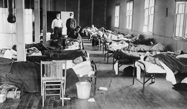 Хлопець, хворий на вірус, лежить у студентському навчальному корпусі в Колорадо, 1918 рік.  Кількість смертей у цілому світі коливається від 17 до 100 мільйонів. Згідно з ВООЗ, тоді померло 2-3% інфікованих.
