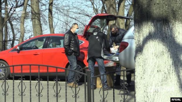 25 березня журналістам вдалося зафіксувати, як частину тестів, доправлених в Україну з Китаю, відвантажували з авто Центру громадського здоров’я