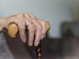 Спіймали копи: На Закарпатті 92-річна пенсіонерка втекла з карантину через вікно