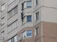 Скрепні розваги: На Москві жінка 15 хвилин утримувала за руки п'яного приятеля, який випав з вікна