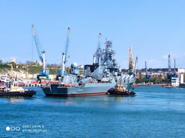 Постановка крейсеру «Москва» у док
