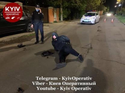 У Києві поліцейський отримав три кулі, коли намагався затримати розшукуваного злочинця