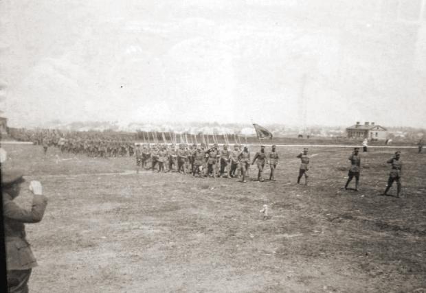 Урочистий марш 6-ї стрілецької дивізії перед Головним отаманом С.Петлюрою. Бердичів, квітень 1920 р.   