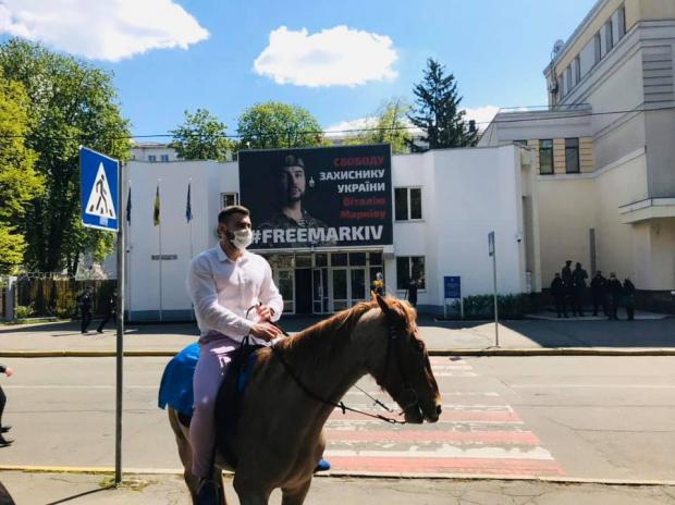 Валентин Бур'янов привіз свою заяву особисто. Фото: соцмережі.