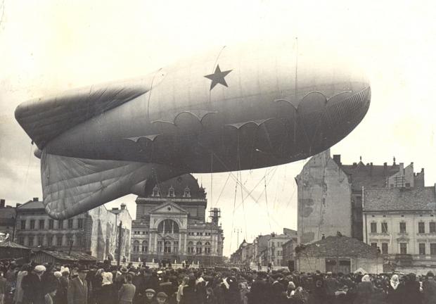 В праздники над центром послевоенного Львова взмывал дирижабль с советской символикой, 1947 год