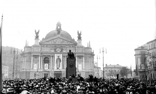 Открытие памятника Ленину в центре Львова в январе 1952 года. Монумент простоял до 1990‑го