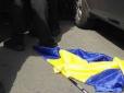 Дівчина сміялася та підбадьорювала: У Запоріжжі вандали осквернили прапор України (відео)