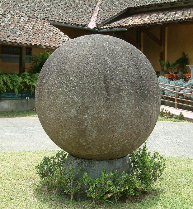 Кам'яна сфера у дворику Національного музею Коста-Ріки