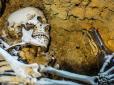 Будні скреп: У Росії знайшли скелет людини, що сиділа на дивані з пляшкою