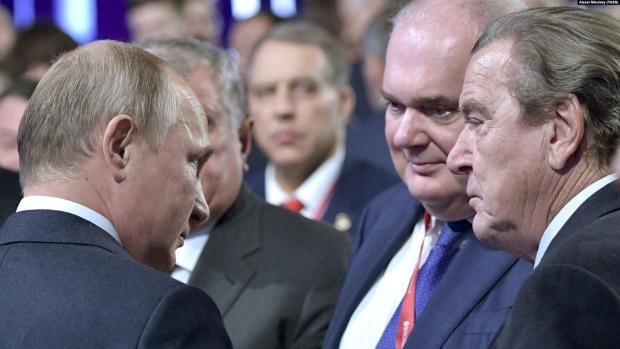 Президент Росії Володимир Путін і колишній канцлер Німеччини Герхард Шредер (праворуч) на засіданні міжнародного форуму "Російський енергетичний тиждень", Москва, жовтень 2019 року