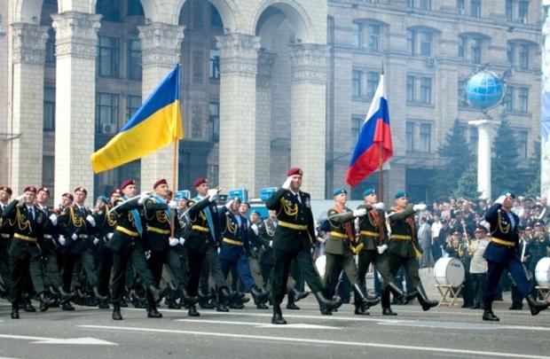 Українські та російські військові на параді 9 Травня у часи Януковича