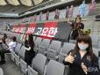 Секс-скандал у корейському футболі: Через коронавірус трибуни стадіону під час матчу заполонили ляльки для дорослих (відео)