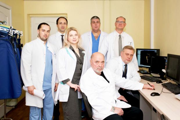 Команда нейрохірургів, яка врятувала пацієнтку Марину. Фото: Факти.