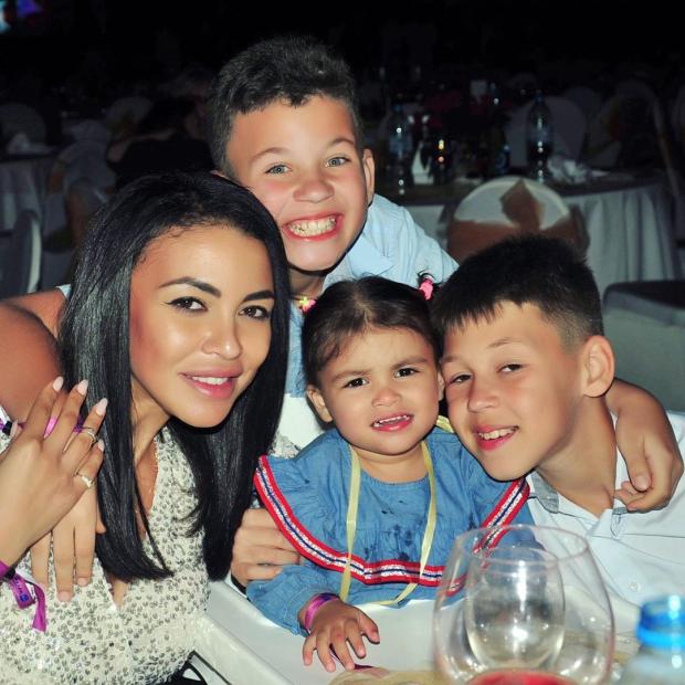 Поліна Ололо з дітьми