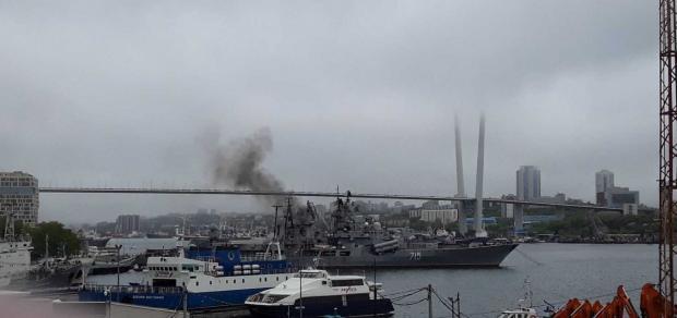 Ракетний крейсер проекту 1164 та флагман ТОФ ВМФ РФ "Варяг" виходить з бухти Владивостока
