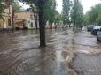 Рух транспорту перекрито: Через сильну зливу в Одесі затопило кілька вулиць (фото)