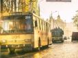 Обдурила режим спецперевезень: У Чернівцях бабуся покаталась містом, причепившись до драбини тролейбуса (відео)