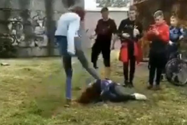 Молодші діти у бійку не втручалися. Фото: скріншот з відео.