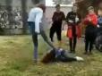 У Маріуполі 14-річна дівчина по-звірячому побила школярку (відео 16+)