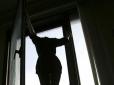 Жахлива трагедія у Харкові: Жінка з маленькою дитиною викинулася з вікна багатоповерхівки (фото)
