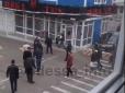 Хіти тижня. Вікна розбиті, продавці поранені: В Одесі сталася перестрілка на ринку (відео)