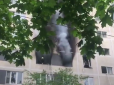 Вилетіли вікна, повалив чорний дим: У Росії прогримів потужний вибух у багатоповерхівці (відео)