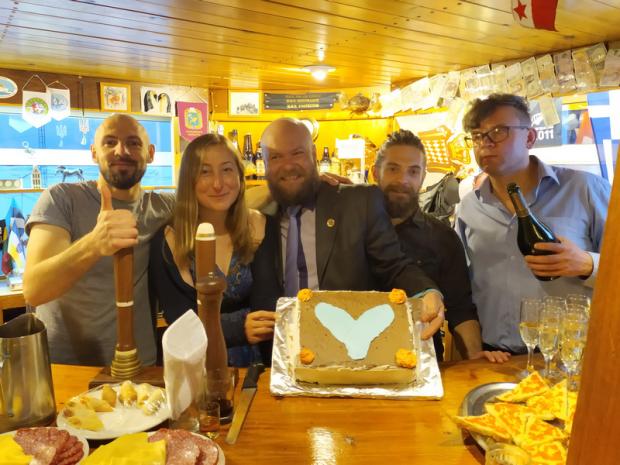 В день рождения Оксаны Савенко повар экспедиции украсил торт изображением китового хвоста