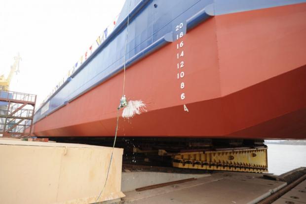 Спуск на воду судна для перевезення контейнерів на суднобудівному заводі «НІБУЛОН», грудень 2019-го