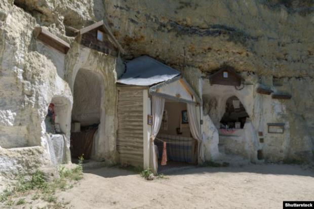 Бакотський скельно-печерний монастир