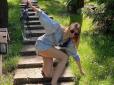 Шарм по-українськи: Леся Нікітюк у міні-сукні полетіла зі сходів (фото)