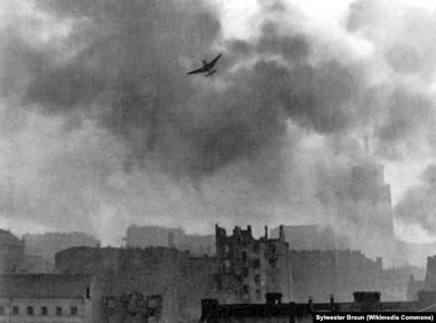 Німецький літак Stuka Ju 87 під час бомбардування Старого міста Варшави, серпень 1944 року