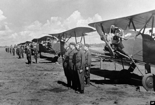 Радянські льотчики під час навчальних польотів. СРСР, 1943 рік