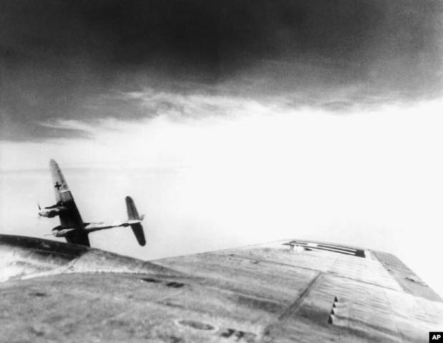 Німецький винищувач Messerschmitt 410, сфотографований із кабіни американського бомбардувальника Boeing B-17 «Літаюча фортеця» під час атаки ВПС США на нафтобазу на кордоні із Чехословаччиною, 1944 рік
