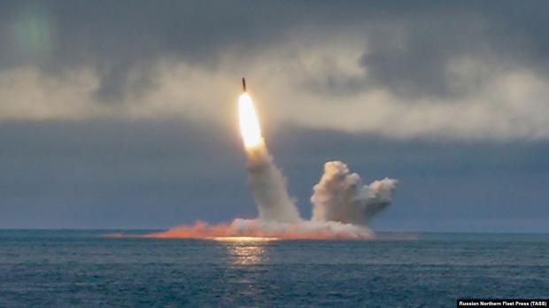 Запуск ракети «Булава» з російського підводного човна