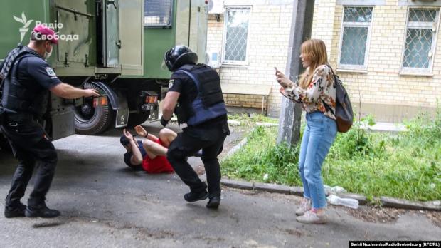 Пресслужба Національної поліції підтвердила, що поліцейські затримали п’ятьох людей біля Шевченківського районного суду Києва