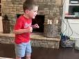 Лікарі запевняли, що він ніколи не піде: Відео перших кроків п'ятирічного хлопчика зворушило мережу