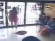 Не помітила..: Жінка врізалася у скляні двері банку і загинула (відео)